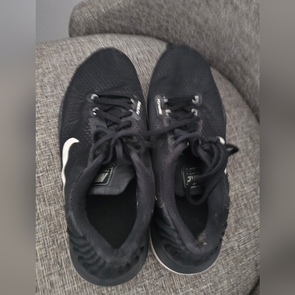 Nike Flywire Black and White Sneakers - Picture 2 of 5